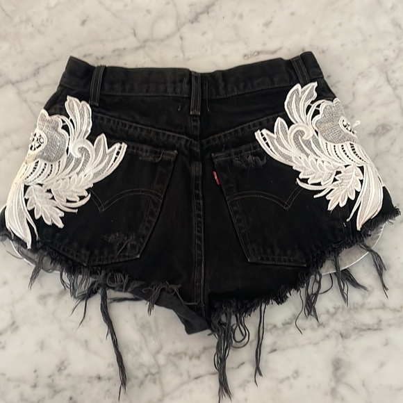 Size 4 Levi’s high-waisted shorts - Picture 2 of 2